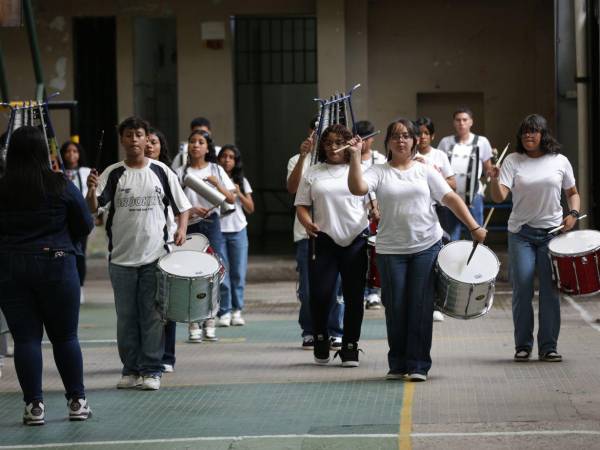 Estudiantes del Instituto Mixto Hibueras perfeccionan sus ritmos y pasos para las fiestas patrias del próximo 15 de septiembre.