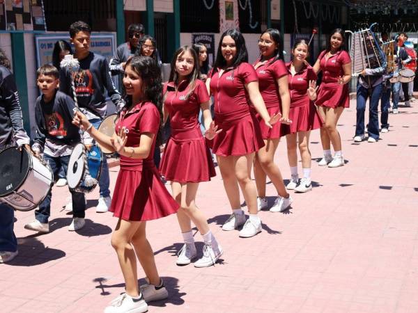 Las 17 palillonas del Instituto San Juan Bosco ensayan sus coreografías con disciplina y entusiasmo, listas para los desfiles patrios del 15 de septiembre.