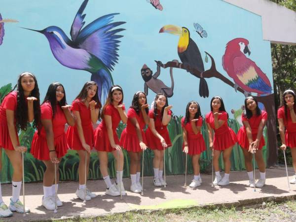 Un grupo de 10 palillonas del Instituto Técnico Saúl Zelaya Jiménez afina sus pasos al ritmo de la punta para rendir homenaje en las fiestas patrias del 15 de septiembre.
