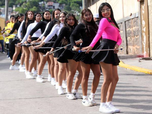 Las palillonas del Instituto San Pablo afinan sus coreografías para destacar en los desfiles patrios del lunes 15 de septiembre.
