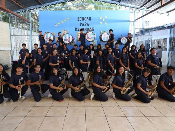 La banda marcial del Instituto Cultura Nacional School intensifica sus ensayos con más de seis meses de preparación. Los estudiantes afinan sus ritmos y coreografías con el objetivo de brindar una presentación destacada durante las celebraciones del 15 de septiembre. Más fotos a continuación.