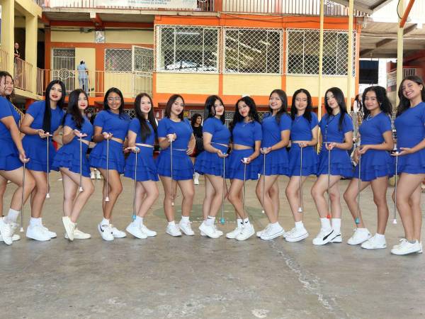 Las palillonas del Instituto Santa Mónica se preparan con disciplina y entusiasmo para brillar en los desfiles patrios.