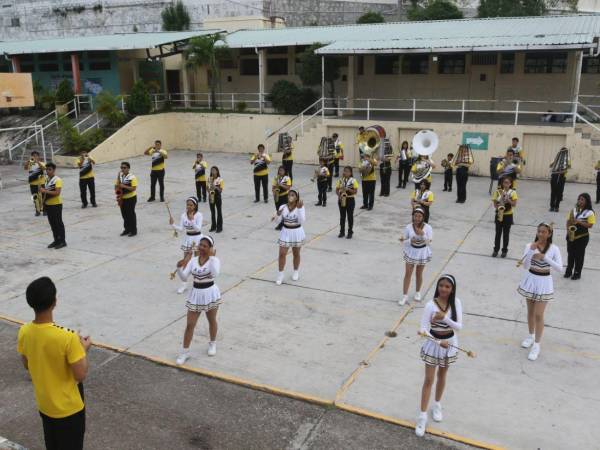Estudiantes del Instituto Alfonso Guillén Zelaya ensayan durante largas jornadas para el 15 de septiembre.