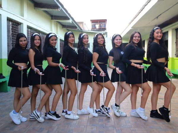 Las nueve integrantes del cuadro de palillonas del Instituto Técnico Abelardo Fortín R. Fortín se preparan con largas jornadas de ensayo, afinando cada paso para rendir homenaje a la patria este 15 de septiembre con entusiasmo y dedicación.