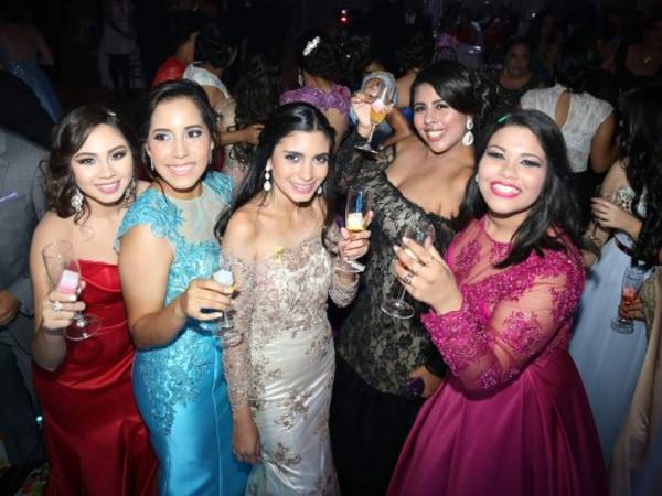 Las jovencitas vistieron elegantes atuendos propios para la fina celebración.
