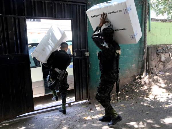 En ese centro educativo, que sirvió con punto de votación, los miembros de las Fuerzas Armadas ingresaron a traer las maletas electorales.