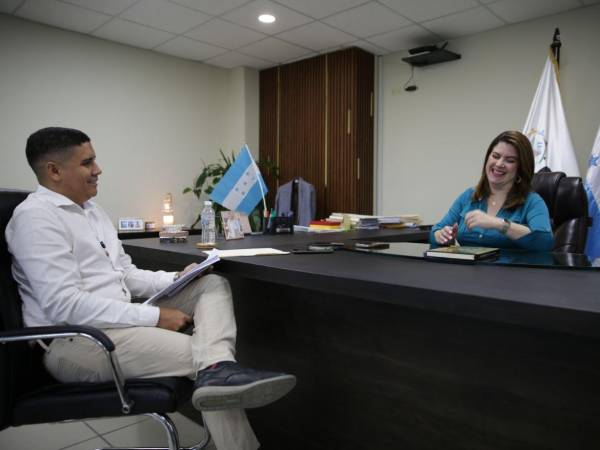 <i>La presidenta del CNE, Cossette López, durante la entrevista con el periodista Fernando Maldonado, en la que reafirmó su compromiso con la legalidad, la ética y la defensa del voto popular.</i>