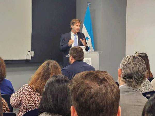 El nuevo representante del PNUD, Alessandro Fracassetti, durante su primer acercamiento con los empleados del organismo.