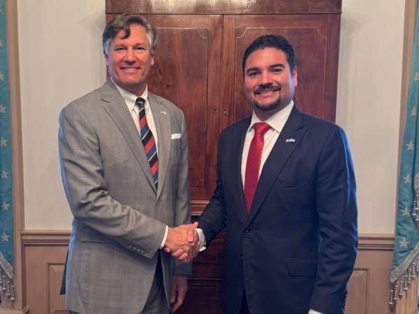 El canciller Javier Bu, junto al subsecretario de Estado de EE UU, Christopher Landau.