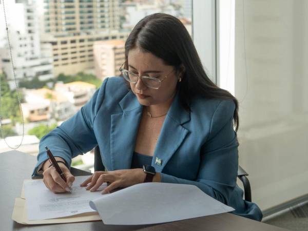 La vicecanciller Zulmit Rivera asumió el cargo en sustitución de Antonio García, en un contexto marcado por críticas y denuncias políticas.