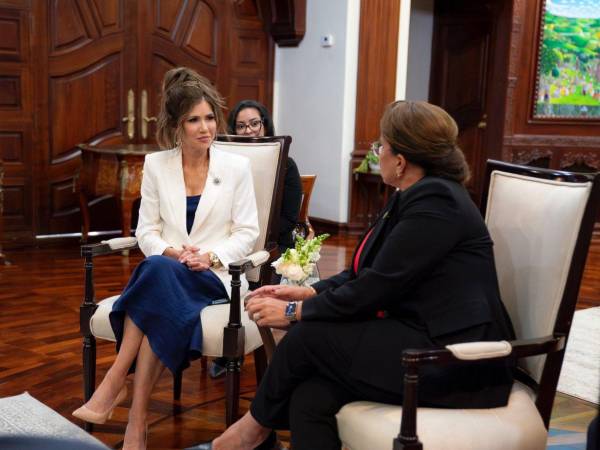La secretaria de Seguridad Nacional de Estados Unidos, Kristi Noem, y la presidenta Xiomara Castro durante el encuentro oficial en Tegucigalpa, donde firmaron una declaración de intención para fortalecer la cooperación en materia migratoria y seguridad fronteriza.