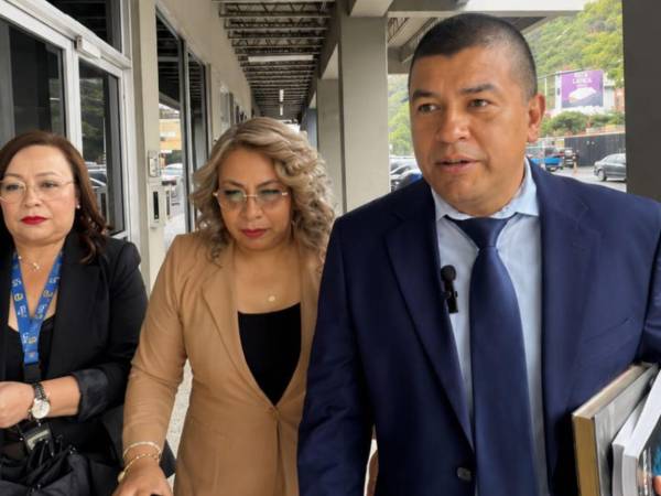 La titular de la Unidad de Política Limpia, Ivonne Ardón, fue citada por la Fiscalía para brindar información en una investigación relacionada con presuntos movimientos de fondos vinculados al Partido Liberal.