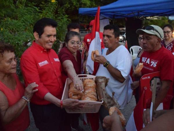 Eliseo Castro junto a emprendedores durante un recorrido por los barrios de la capital.
