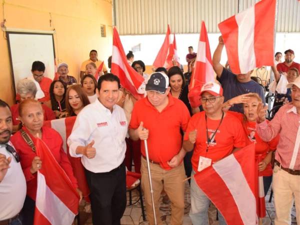 El candidato liberal Eliseo Castro expuso su plan municipal ante miembros de la Asociación de Personas con Discapacidad durante una reunión en Tegucigalpa.