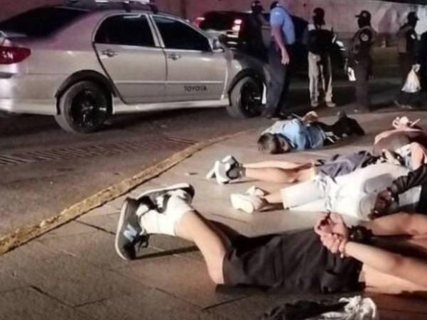 Los sentenciados asaltaron con violencia a un ciudadano en la colonia c donde le rebaron su vehículo.