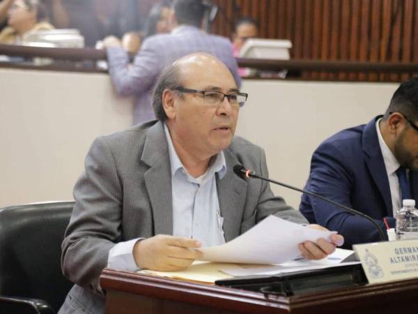 El diputado de Libre, Melvin Adalid Martínez Raudales, presenta ante el Congreso Nacional la iniciativa para crear el Bachillerato Técnico Profesional en Turismo Sostenible.