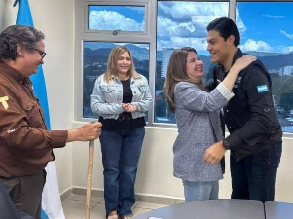 Los consejeros Cossette López y Marlon Ochoa se abrazaron durante el encuentro con el padre Leopoldo Serrano.