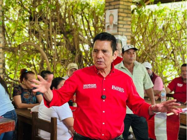 Eliseo Castro, candidato liberal a la alcaldía del Distrito Central, durante su visita a la aldea de Guangololo, donde prometió atender a comunidades olvidadas.
