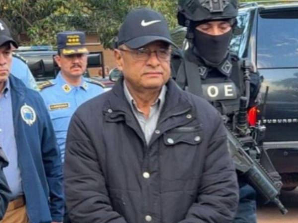 Midence Oquelí Martínez Turcios fue diputado por el departamento de Colón, representando al Partido Liberal, y es señalado de haber aprovechado su experiencia militar y su cargo político para apoyar actividades vinculadas al narcotráfico.