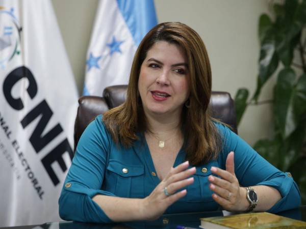 Cossette López denunció este jueves que Marlon Ochoa la presionó para adjudicar a Smartmatic el proyecto de conectividad satelital.