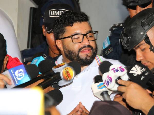 Marco Antonio Vallecillo al salir de una audiencia judicial en el proceso en el que enfrenta acusaciones por presunta extorsión, cuyo fallo permanece pendiente por recursos de amparo.