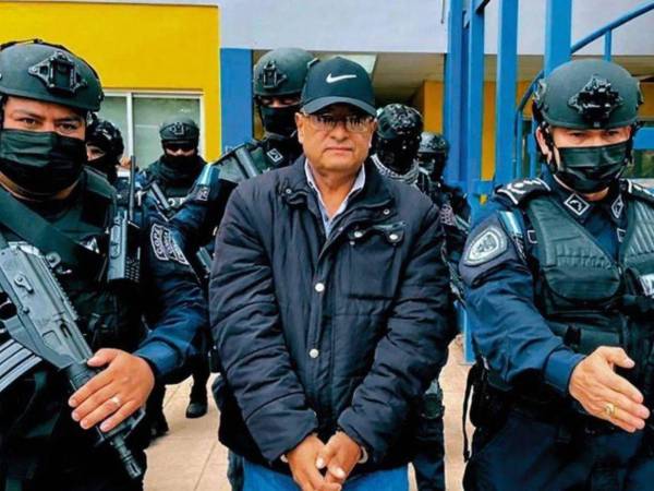Midence Oquelí Martínez Turcios bajo custodia policial en Honduras, momentos antes de ser extraditado a Estados Unidos para enfrentar cargos por narcotráfico.