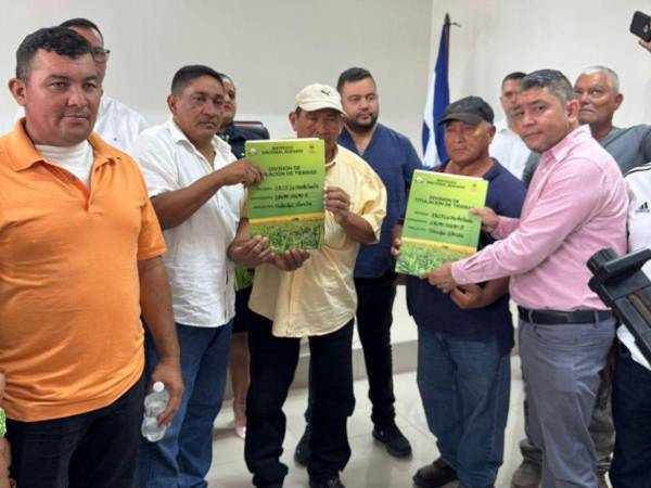 Autoridades del Instituto Nacional Agrario entregaron títulos definitivos de propiedad a representantes de cinco empresas campesinas en Olancho.