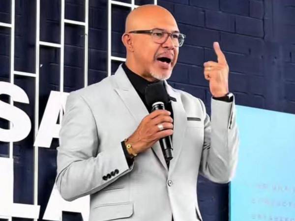 El pastor Mario Carbajal fue enviado a prisión preventiva tras ser acusado de ocho delitos sexuales en perjuicio de tres menores de edad.