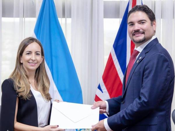 Juliana Correa, nueva embajadora del Reino Unido en Honduras, presentó sus copias de estilo al secretario de Relaciones Exteriores, Javier Bu Girón, como parte del protocolo diplomático que marca el inicio oficial de su misión en el país.