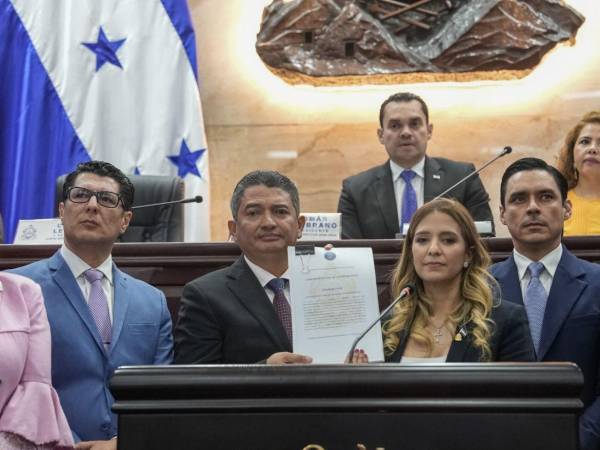 La Comisión Especial de Juicio Político entregó el informe a los secretarios del Congreso Nacional Carlos Ledezma y Francis Cabrera.