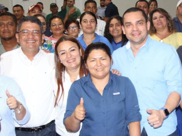 Carlos Ledezma y Tomás Zambrano junto a dirigentes del Partido Nacional en el sur de Honduras.