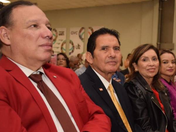 Eliseo Castro, junto a otros líderes del Partido Liberal, participaron en la firma del convenio presidencial por el respeto al voto.