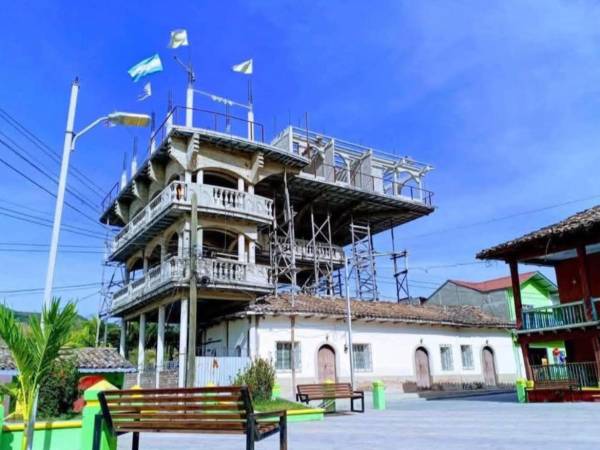 El famoso arquitecto mexicano compartió su reacción al derrumbe de la edificación en Soledad, El Paraíso.