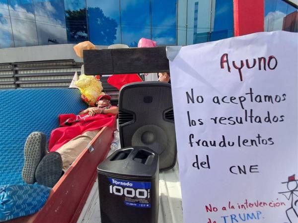 El profesor Ruy Díaz Díaz se introdujo en un cajón que subió sobre un camión para protestar cerca de donde funciona el centro de datos del CNE, en la colonia Palmira.