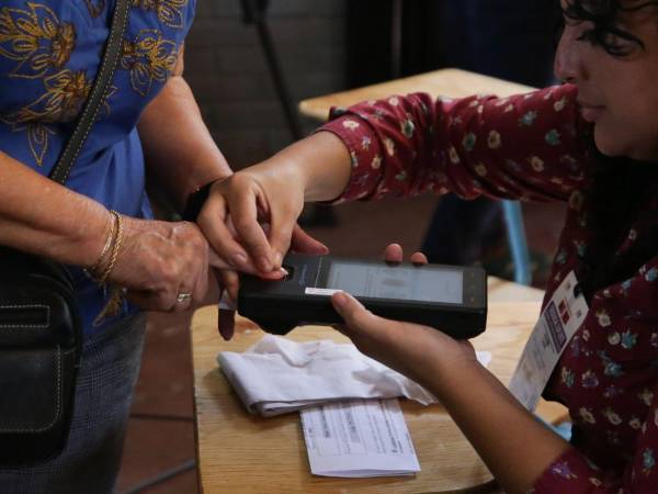 Los dispositivos biométricos destinados a Francisco Morazán aún esperan habilitación completa a pocos días de las elecciones.