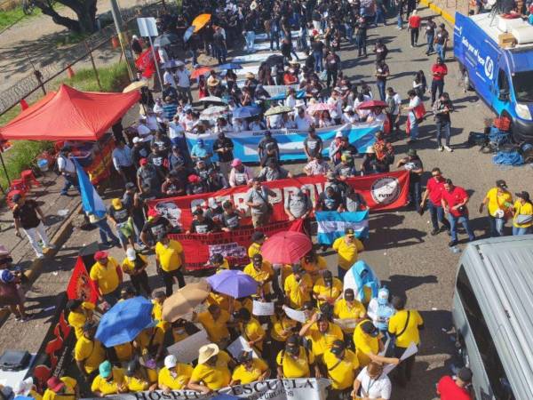 Decenas de trabajadores se manifestaron para exigir mejores oportunidades laborales en el marco del Día Internacional del Trabajo.