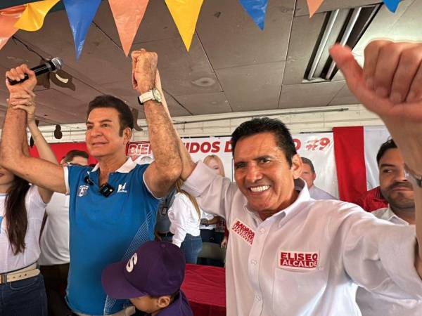 Salvador Nasralla y Eliseo Castro durante la reunión política celebrada en el norte de la capital.