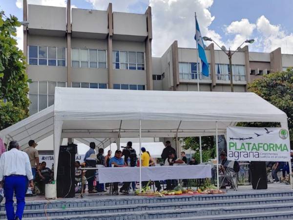 Integrantes de la Plataforma Agraria y COPA permanecen frente a la Corte Suprema, demandado la ejecución del desalojo ordenado contra Los Cachos.