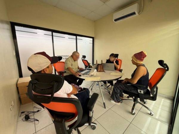 Un equipo de fiscales del Ministerio Público recibe testimonios de afectados por Koriun en Choluteca.