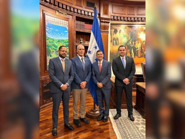 El fiscal general de la República, Pablo Emilio Reyes; el presidente de la República, Nasry Asfura; el presidente del Poder Judicial, Wagner Vallecillo Paredes; y el presidente del Congreso Nacional, Tomás Zambrano, participaron en la primera reunión del Consejo Nacional de Defensa y Seguridad.