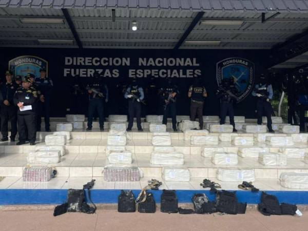 El cargamento de supuesta cocaína decomisado en El Progreso, Yoro, permanece bajo custodia de las autoridades policiales mientras continúa el procedimiento correspondiente.
