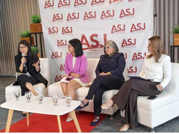 De izquierda a derecha: Blanca Elvir, Fátima Mena, Maribel Espinoza y María Antonieta Mejía.