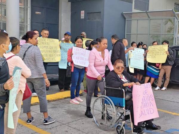 Pacientes renales protestaron frente al Ministerio Público para exigir celeridad en sus denuncias y denunciaron agresiones de colectivos del partido Libre.