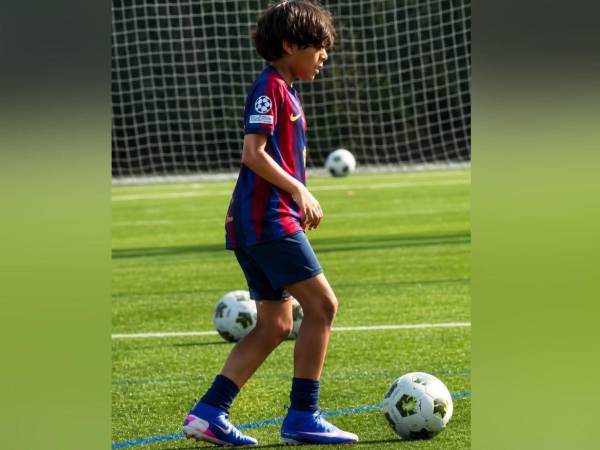 Esdras López González, de la categoría U11, regresó a Honduras tras completar su tercer ciclo de formación en La Masia, la academia del FC Barcelona, en España.