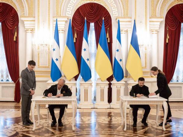 Los presidentes Nasry Asfura y Volodímir Zelenski formalizaron acuerdos de cooperación en comercio, inversión, tecnología y seguridad alimentaria.