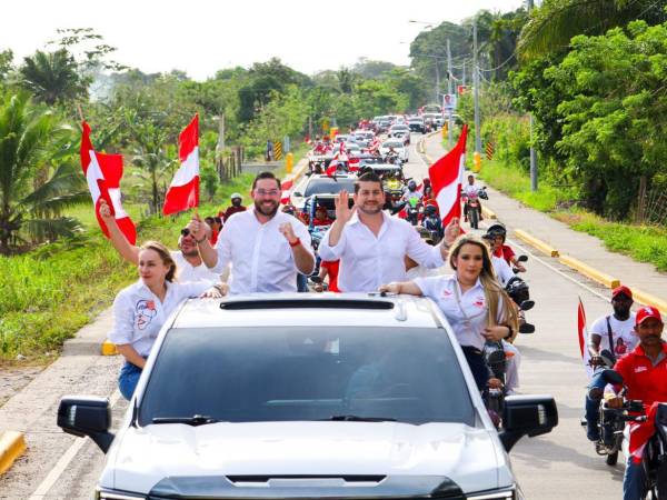 Jorge Cálix y su precandidato a alcalde de La Ceiba, Bader Dip, encabezaron una multitudinaria caravana.