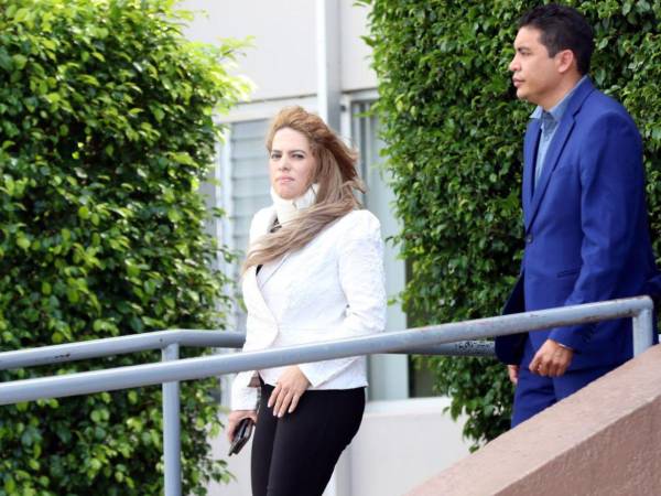 La candidata a diputada del Partido Liberal, Milagros González, al momento de salir de la audiencia.