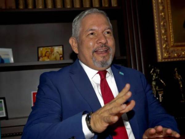 La expresidenta Xiomara Castro, unas horas antes de dejar el poder, nombró a Enrique Reina como director del Fondo de Seguro de Depósitos (Fosede)