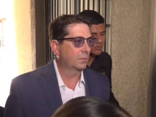 Murray Farmer, empresario estadounidense, permanece bajo arresto domiciliario en Honduras mientras su caso sigue siendo monitoreado por cadenas de televisión en Estados Unidos.