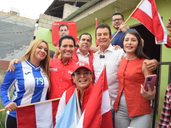 Eliseo Castro, candidato a alcalde del Distrito Central, durante su recorrido por la colonia Nueva Capital junto a Salvador Nasralla e Iroshka Elvir.